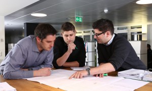 3 Männer diskutieren über einen Plan